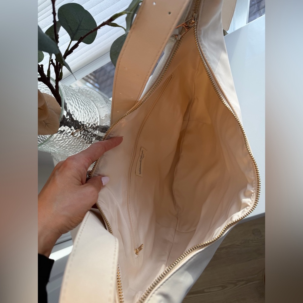 SOLD🎉Elegant Cream Shoulder Bag - Picture 4 of 7